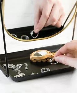 Beste deal ???? Navaris Make-up Spiegel - Tafelspiegel Met Opbergruimte Voor Sieraden - Staande Cosmeticaspiegel Met Twee Kanten - Met 3x Vergroting - Zwart/Goud ???? -Jean Paul Gaultier Shop 550x550 435